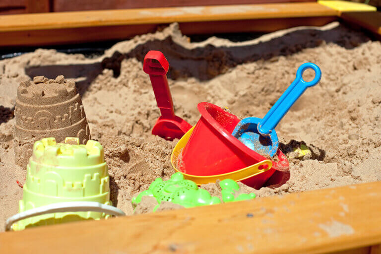 Sandkästen mit Dach